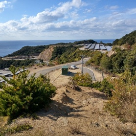 2020 年 和歌山県メガソーラー: 33kV 柱上高圧ガス開閉器、受電コンテナ各 1 台、電力ケーブル